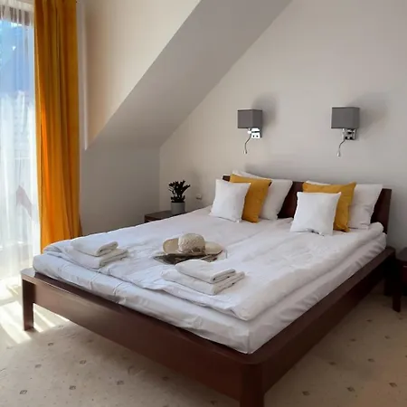 Hoff Wellness & فندق مبيت وإفطار 3*
